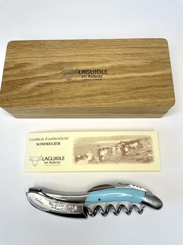 LAGUIOLE EN AUBRAC L Tire bouchon sommelier, manche en Corian, tire bouchon avec coupe capsule et décapsuleur, mitres en acier inoxydable brillant (Corian bleu clair)