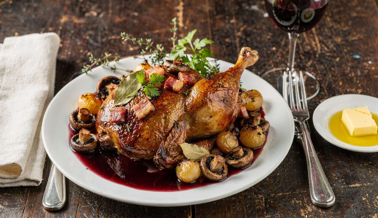 Poulet au vin rouge : découvrez la recette du coq au vin