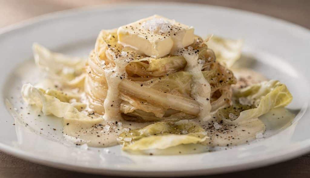 Chou blanc braisé : recette à la sauce crémeuse au poivre