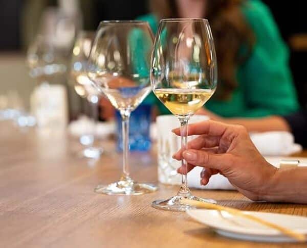Découvrez notre avis sur le lot de 4 verres à vin blanc Riedel et trouvez l'inspiration pour sublimer vos dégustations viticoles avec élégance et expertise.
